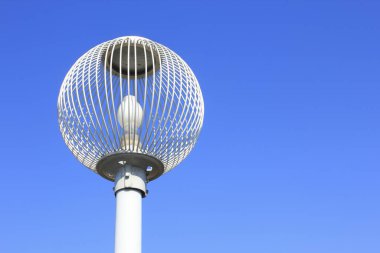 Mavi gökyüzü arka planında sokak lambasının düşük açılı görüntüsü. 