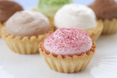 Lezzetli, renkli keklerin yakın plan görüntüsü.        