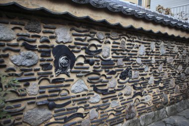 Farklı boyutlarda eski taş duvarlar.