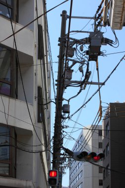 gökyüzü arka plan üzerinde yüksek gerilim elektrik direği