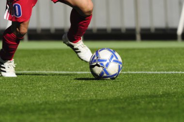 Futbol sahasında futbol topu