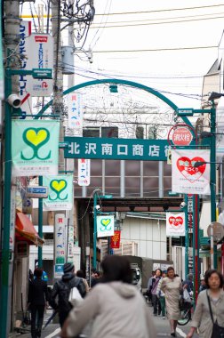 Çin 'de küçük bir şehir, tipik sokak manzarası. 