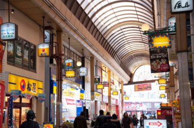 Japonya 'da pazar caddesinde pankartlar ve ziyaretçiler