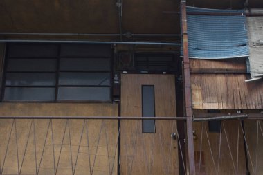 Şehrin arka planında eski ahşap bir ev