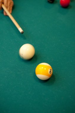Bilardo oyunu. Bilardo masası topları ve işaret.
