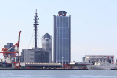 Limana yakın yüksek binaların yer aldığı modern şehir silüeti