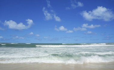 Deniz ve mavi gökyüzü bulutlu 