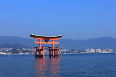 Miyajima, Hiroşima, Japonya Itsukushima Tapınağı 'nın yüzen kapısında.