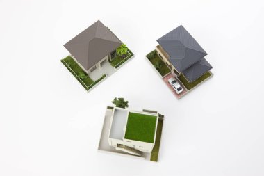 Beyaz arka plandaki küçük ev modelleri, ipotek kavramı