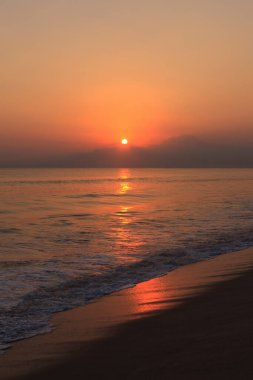 Denizde güzel bir gün batımı. doğa arkaplanı