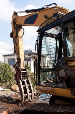 Kazı makineleri açık alanda inşaat alanında çalışıyor.