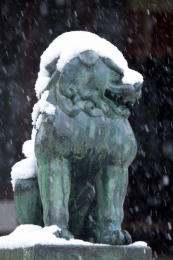 Kışın karla kaplı aslan heykeli