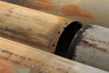 Terk edilmiş bir fabrikanın eski paslı boruları.