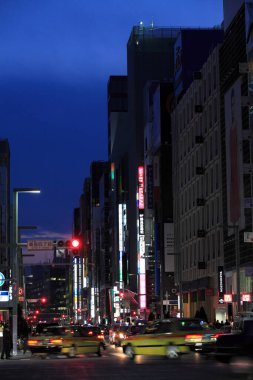 Güzel şehir manzarası ve açık hava reklam tabelaları