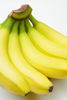 Beyaz bir yüzey üzerinde bir avuç muz