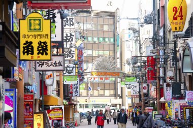 Japonya 'da pazar caddesinde pankartlar ve ziyaretçiler