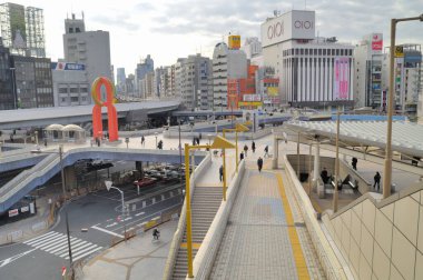 Gündüz, Japonya 'nın modern şehir mimarisinin karmaşık geometrik modellerini gözler önüne seriyor..