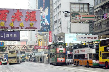 Japon şehrinin caddesindeki modern binaların gündüz görüşü 