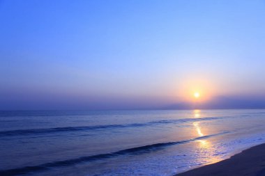 Denizde güzel bir gün batımı. doğa arkaplanı