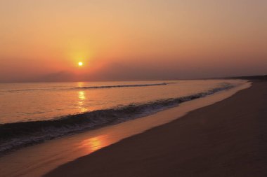 Denizde güzel bir gün batımı. doğa arkaplanı