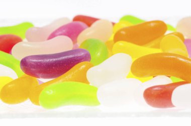 Beyaz arka plan üzerinde renkli tatlı şekerler 