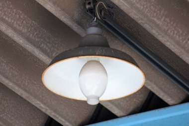 Duvardaki eski lamba