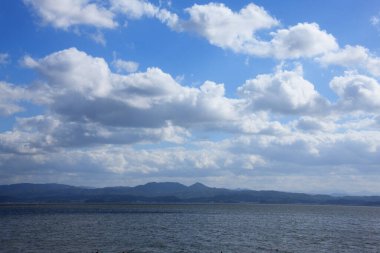 Bulutları ve gölü olan güzel mavi gökyüzü 
