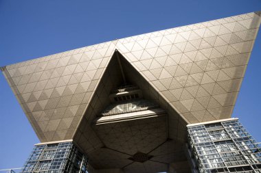 Geometrik üçgen tasarımlı modern mimari yapı