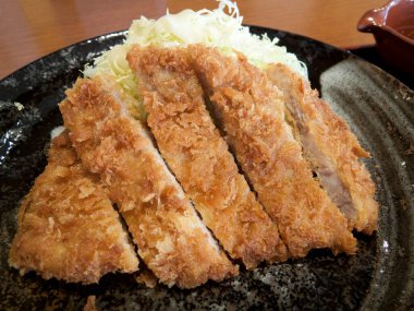 Dilimlenmiş kızarmış domuz pirzolası.