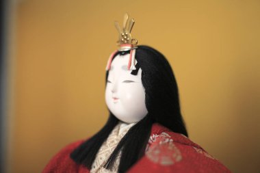Geleneksel bir Japon bebeği.