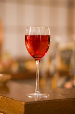Arka planda bir bardak şarap, yakın plan.