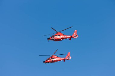 Mavi gökyüzünde uçan helikopter manzarası