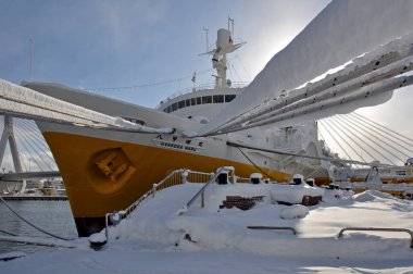 Japonya, Hokkaido, Matsumae 'de kışın liman manzarası