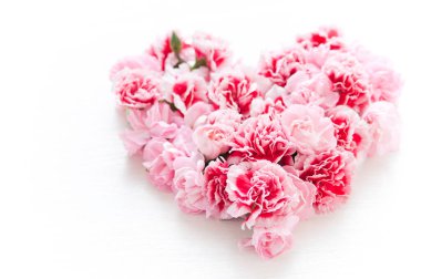 Beyaz arka planda izole edilmiş çiçek buketi, tebrik kartı tamplakası 