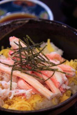 Karides ve pirinçli bir kase yemek.