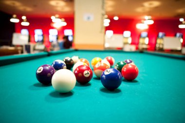 Masa arkasında bilardo topları, kapatın.