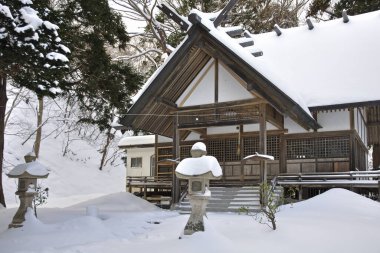 Japonya 'nın Hokkaido kentindeki karla kaplı antik Japon tapınağının manzaralı görüntüleri.