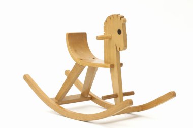 Beyaz bir arka plan üzerinde izole ahşap sallanan at