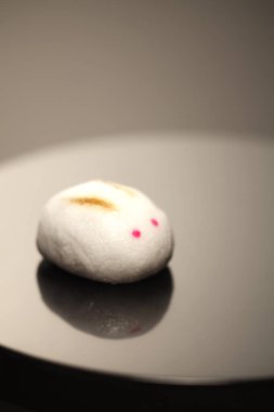 Gri arka planda lezzetli çikolata şekeri