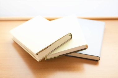 Masada bir yığın kitap