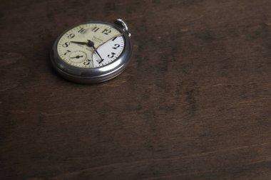 Kahverengi ahşap yüzeyde antika horozun yakın plan görüntüsü