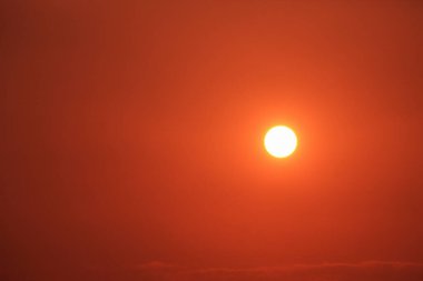 gün batımında gökyüzünde güneş