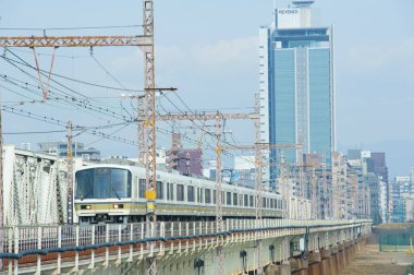 Tren demiryolunda ilerliyor.