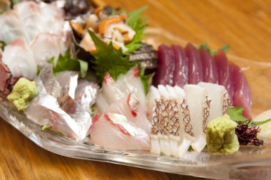 Tabakta saşimi, yakın çekim. 