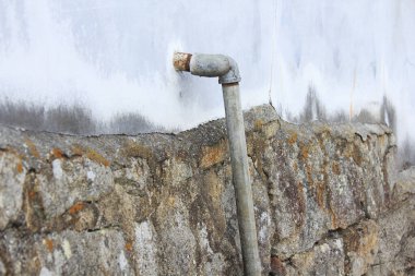 Duvardaki musluğu kapatın.