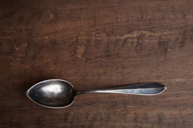 Yemek pişirmek için boş metal kaşık. Metnin için kopyalama alanı olan üst görünüm.