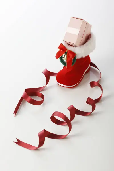 Natal Sapato Vermelho Com Fita Presente Isolado Fundo — Fotografia de Stock