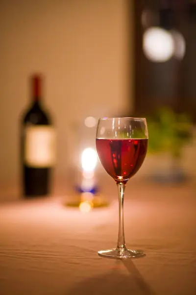 Glas Rött Vin Suddig Bakgrund — Stockfoto