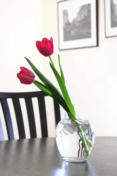 Váza Červenými Tulipány Stole — Stock fotografie
