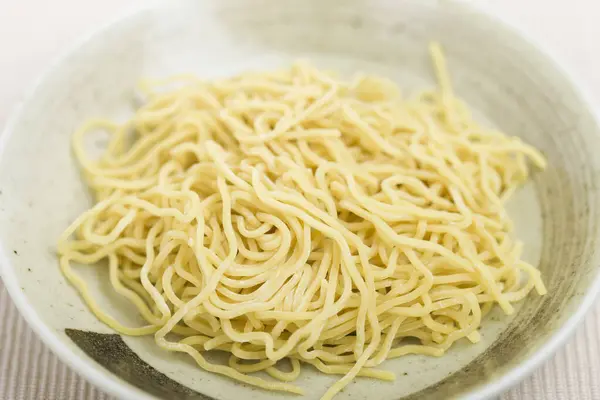 Spaghetti Een Plaat Een Witte Achtergrond — Stok fotoğraf